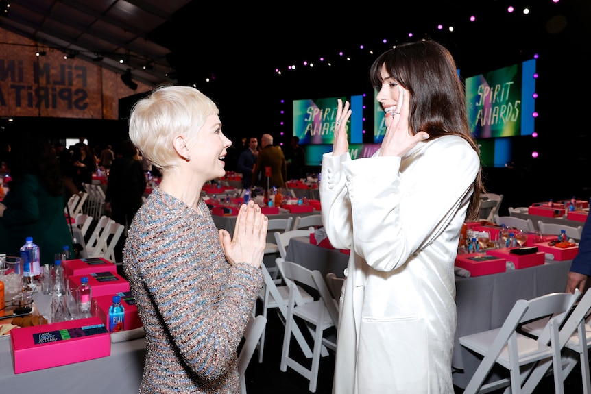 Michelle Williams and Anne Hathaway chat at the Independent Spirit awards
