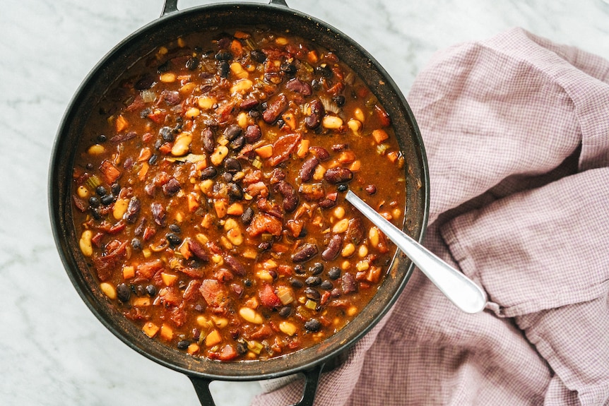 Hetty Lui McKinnon's tin-can vegetarian bean chilli - ABC Everyday