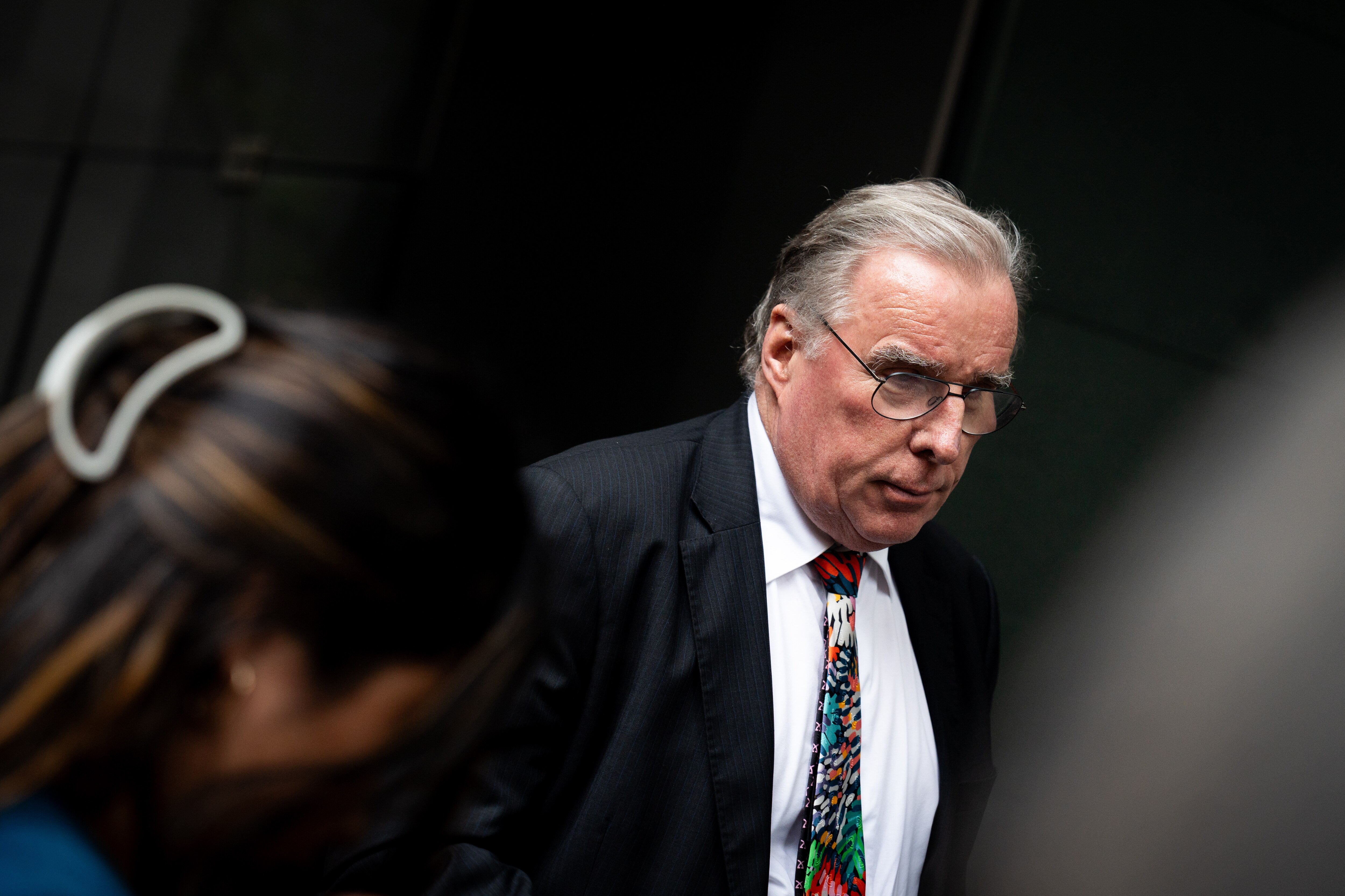 Martin Bennett em terno escuro e gravata colorida.