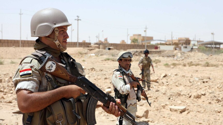 Iraqi soldiers guard Iraq-Syria border