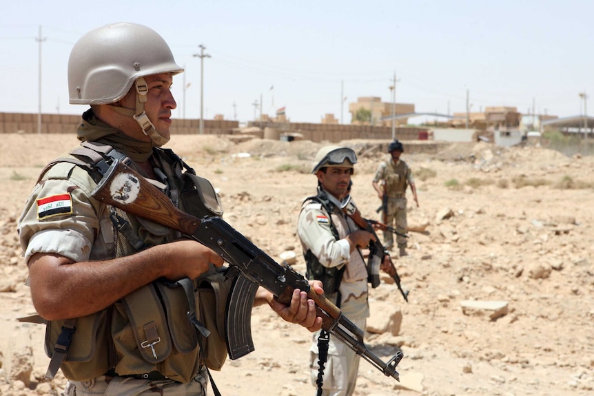 Iraqi soldiers guard Iraq-Syria border