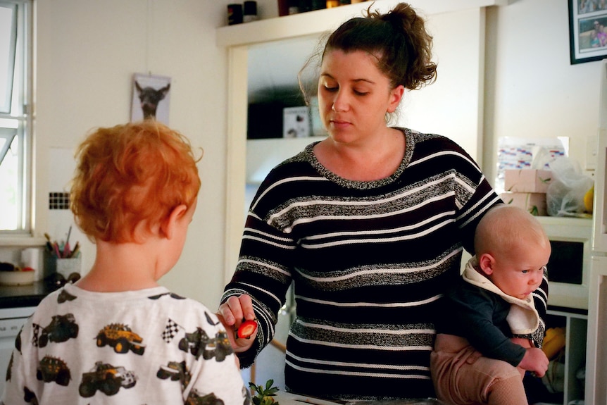 Zoe Eaton avec ses deux jeunes enfants