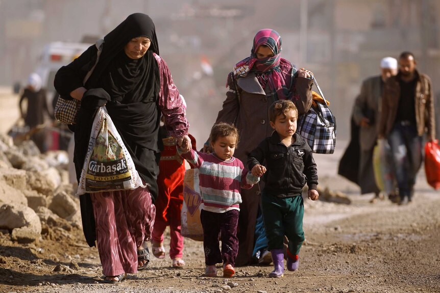 Two women and two children take their belongings and flee Mosul