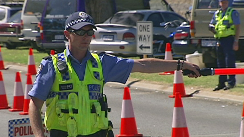 WA police officer directs cars to pull into roadblock