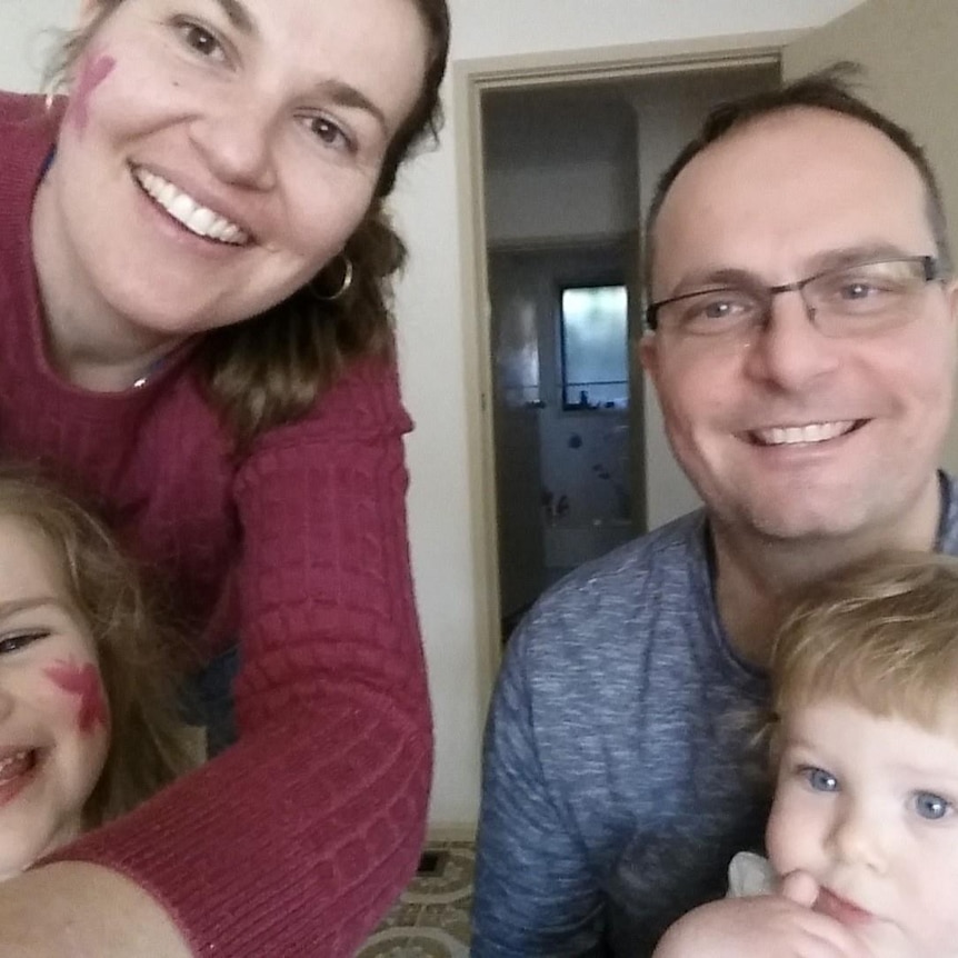 Katie et Tomislav Perinovic et deux de leurs enfants sourient joyeusement à la caméra.