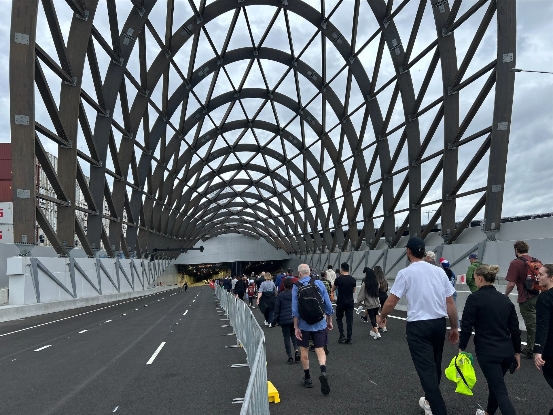 La gente entra en un túnel.