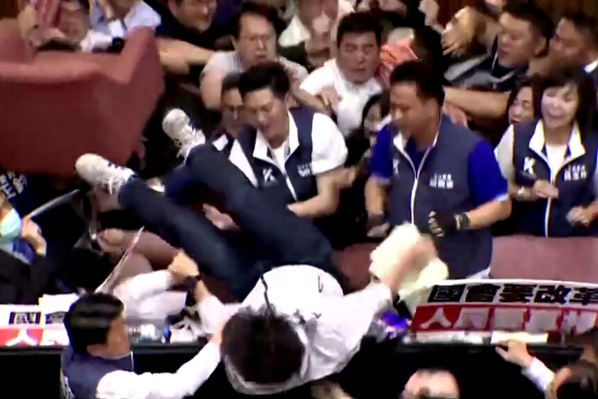 上周五，台湾立法院发生肢体冲突。