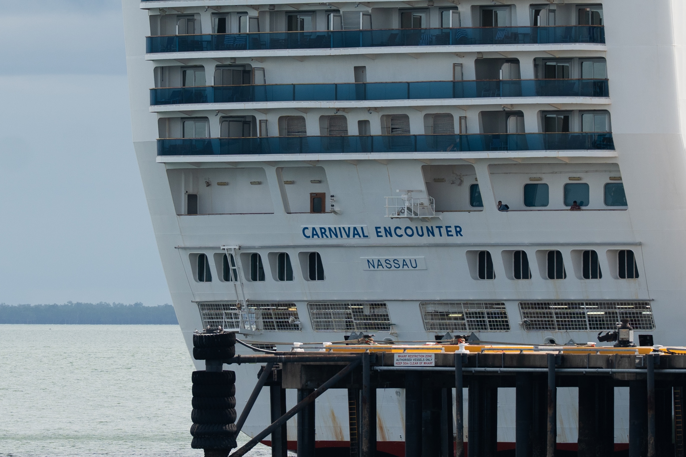 La ausencia de un gran crucero atraca en un puerto.