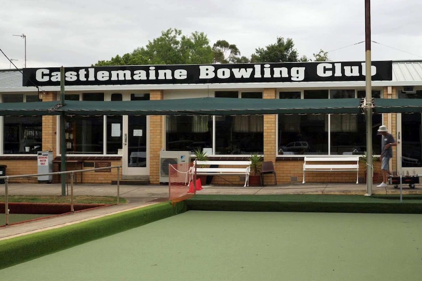 A building with a sign that reads "Castlemaine Bowling Club".