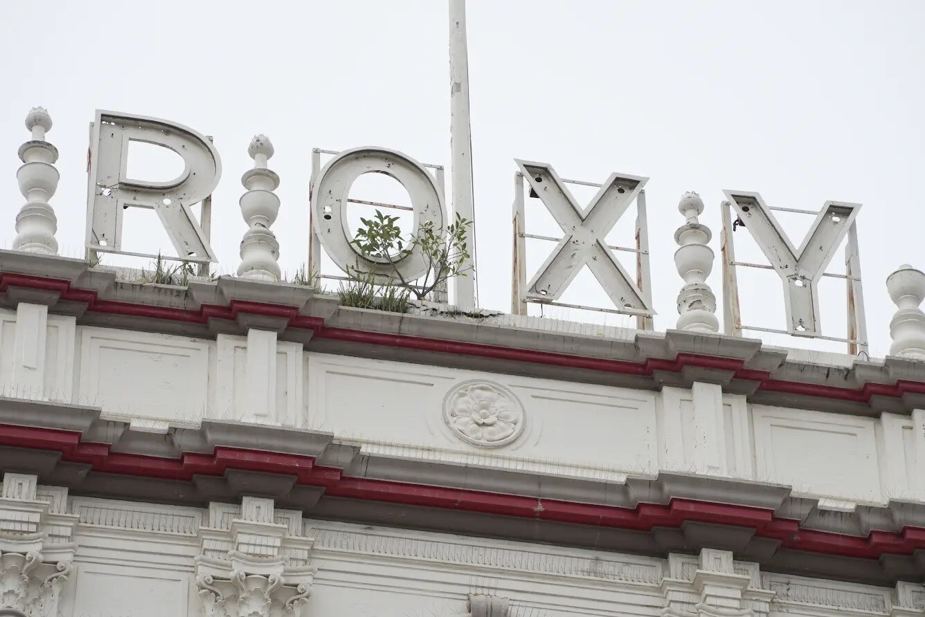 El letrero 'Roxy' en la cima del Teatro Roxy en Parramatta.