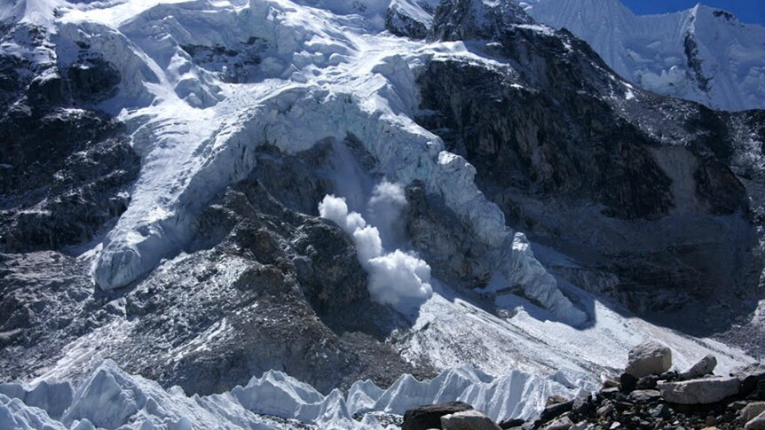 Avalanche on Mt Everest on Google St Maps