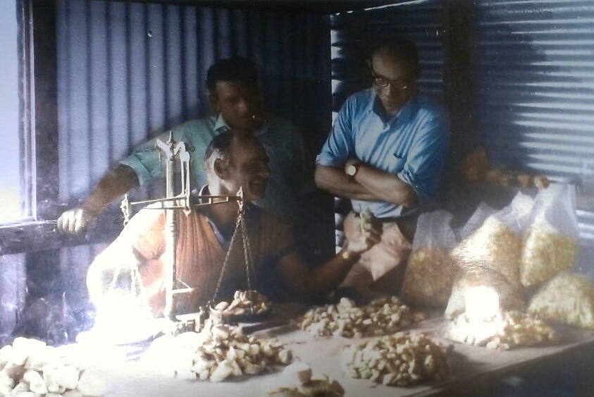 Peter Sherman 's father with Spencer Dunstan buying rough opal in Coober Pedy in 1962.