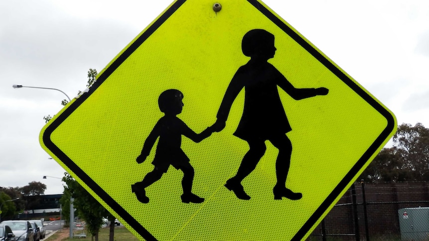 A children crossing road sign