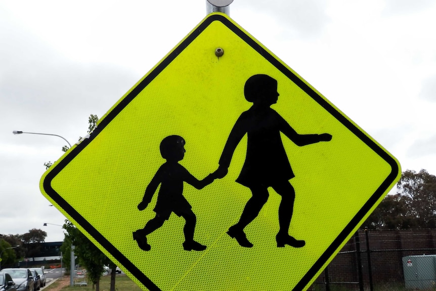 A children crossing road sign