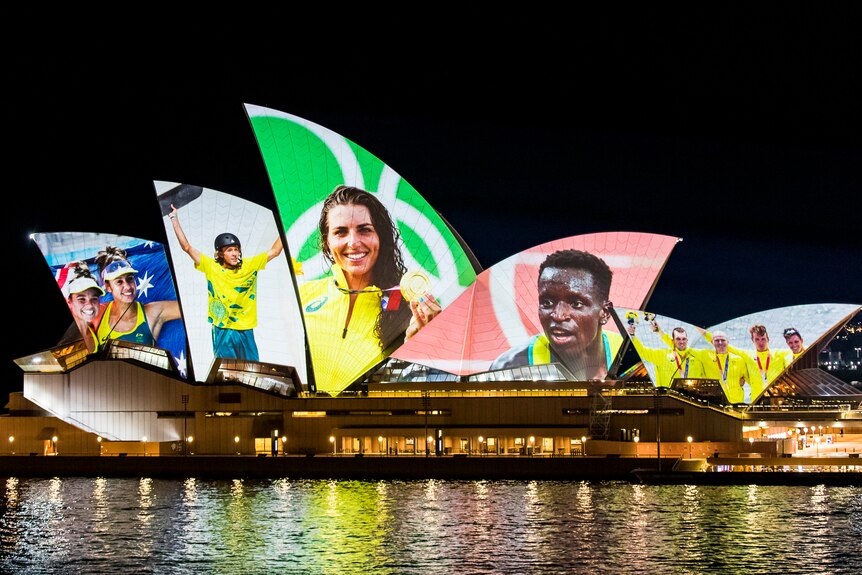 昨天晚上，悉尼歌剧院的船型风帆的屋顶上被澳大利亚奥运选手和残奥选手的照片点亮。