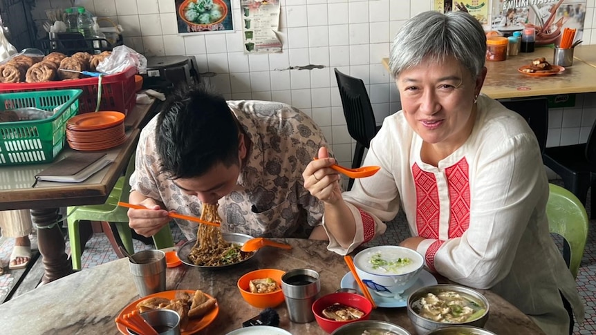 Penny Wong eats with brother