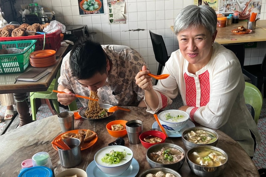 Penny Wong eats with brother