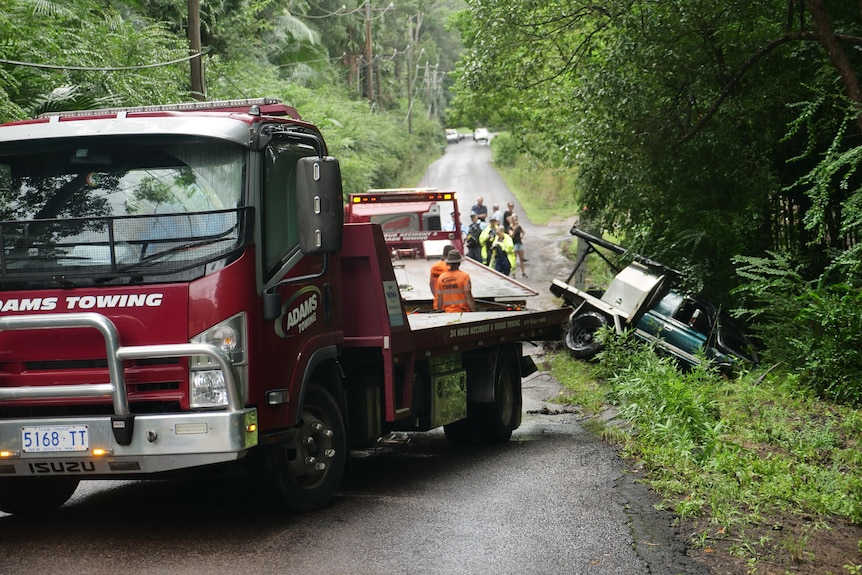 Towing truck pulls out vehicle 