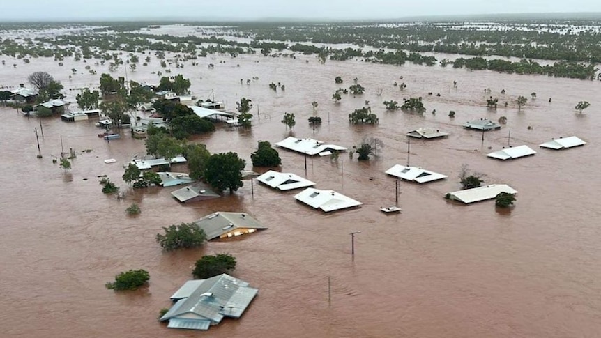 Wie ein Zyklon in geringer Höhe die größte Überschwemmung in Cairns seit mehr als einem Jahrhundert verursachte
