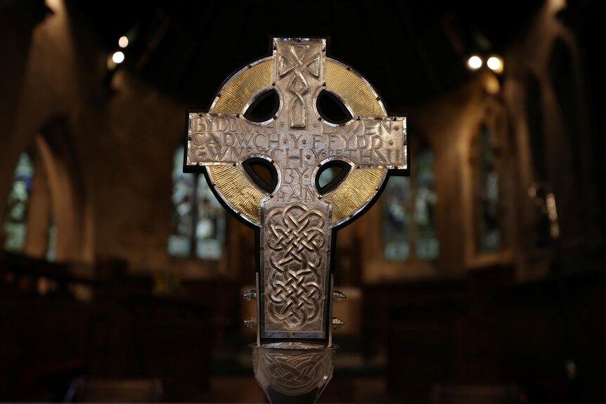 Welsh words are engraved in the silver of a cross.