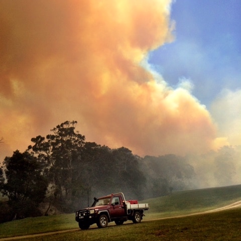 Huge plume of smoke as Lancefield fire continues to burn