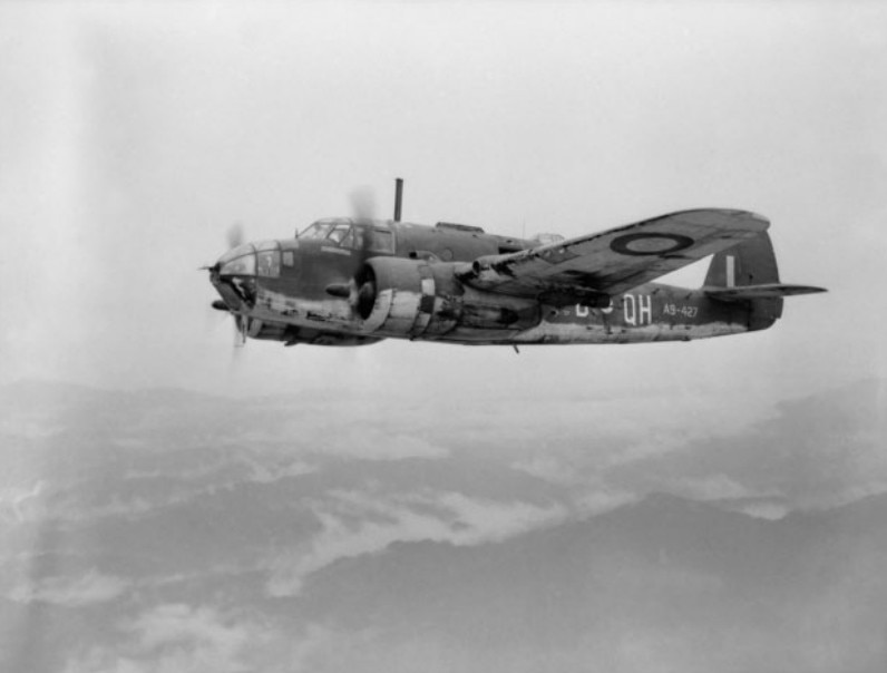 Uma foto em preto e branco de um avião voando acima de PNG.