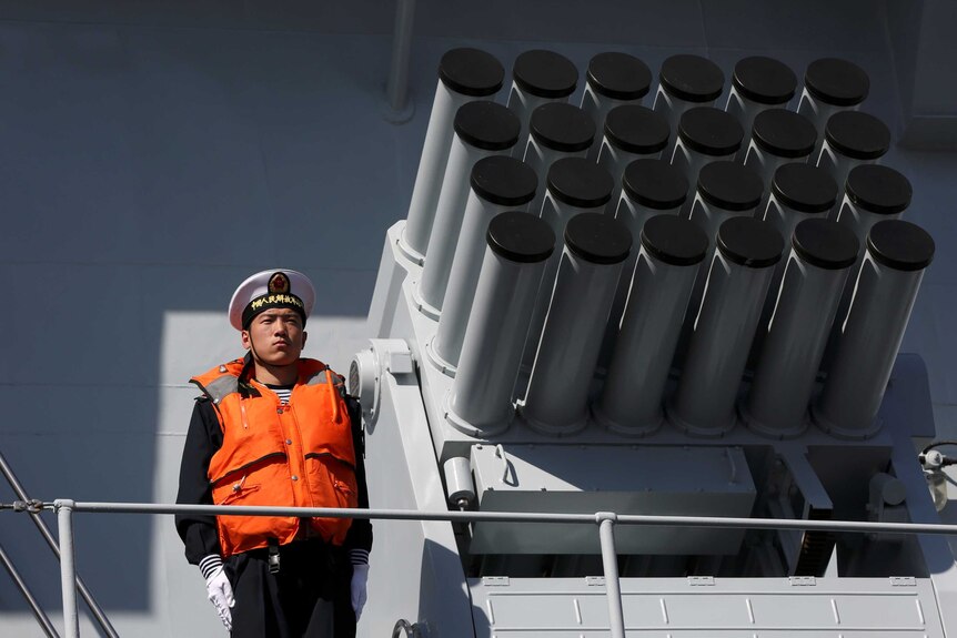 中国的军舰紧盯着南中国海海域内的船只。