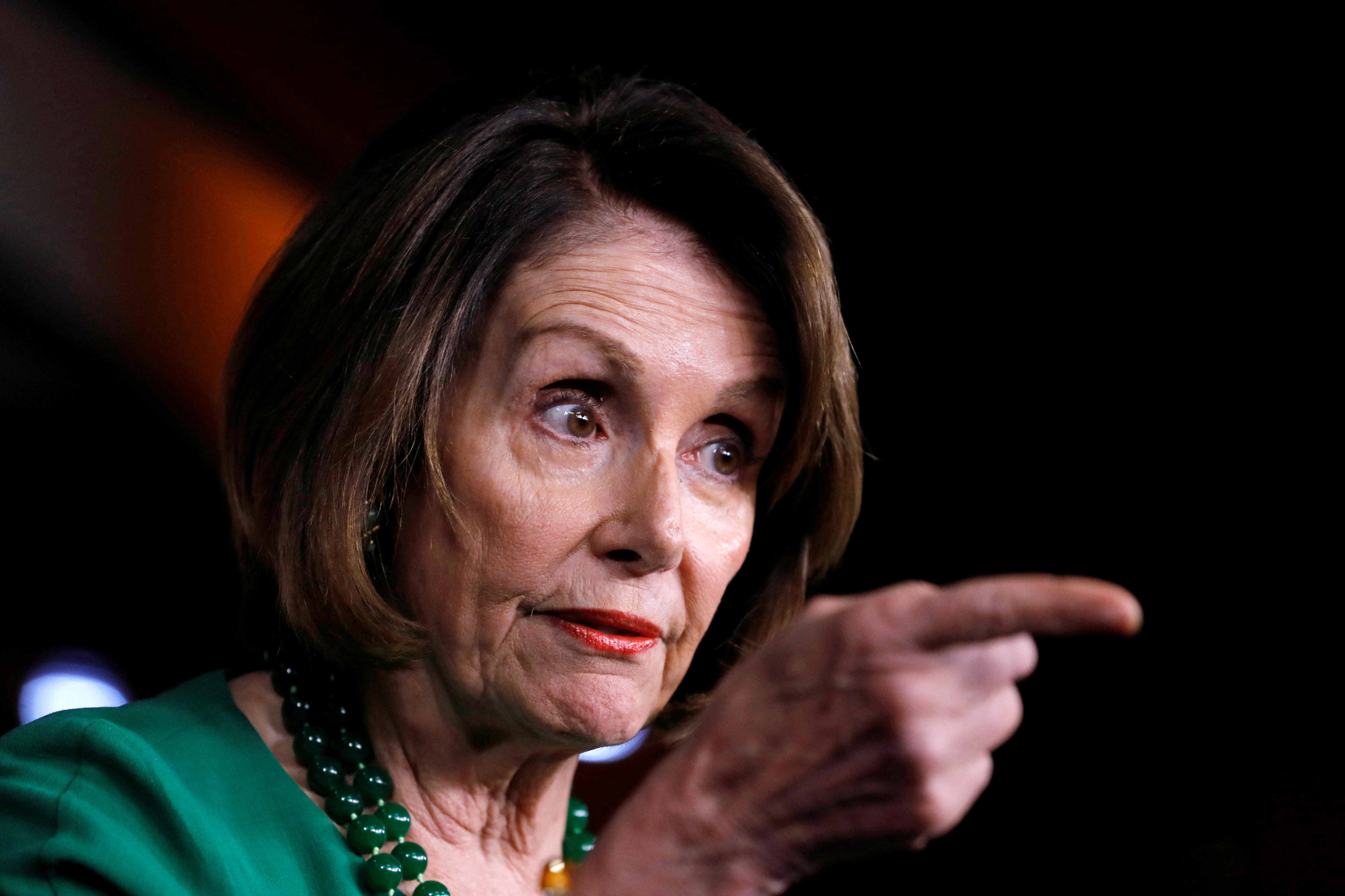 Nancy Pelosi aponta o dedo enquanto fala.