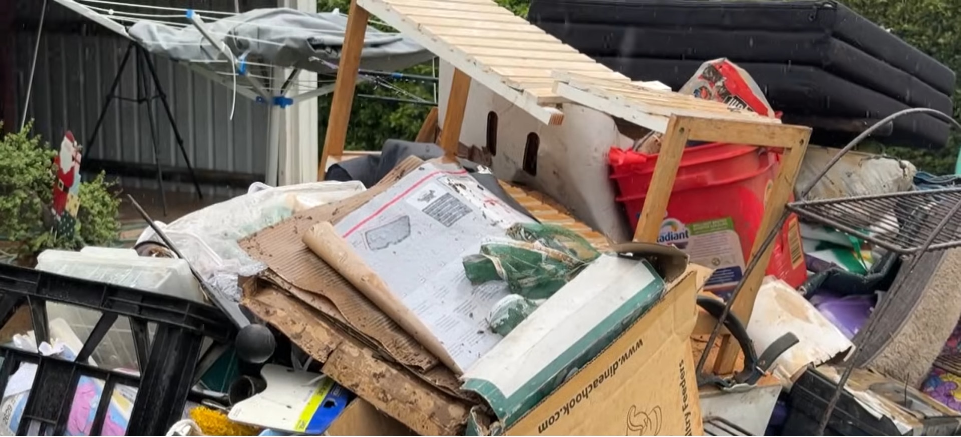 Se carga un montón de basura en un contenedor de basura. 