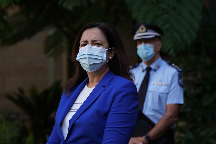 Premier Queensland Anastasia Palaszuk nosi maski na twarz.