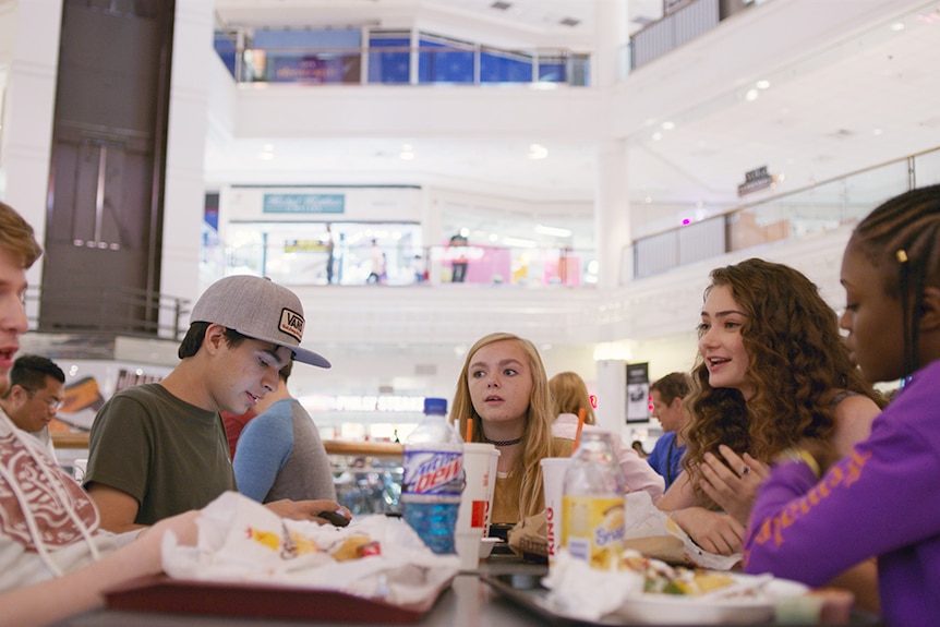 Teenagers seated with food in mall in 2018 film Eighth Grade.