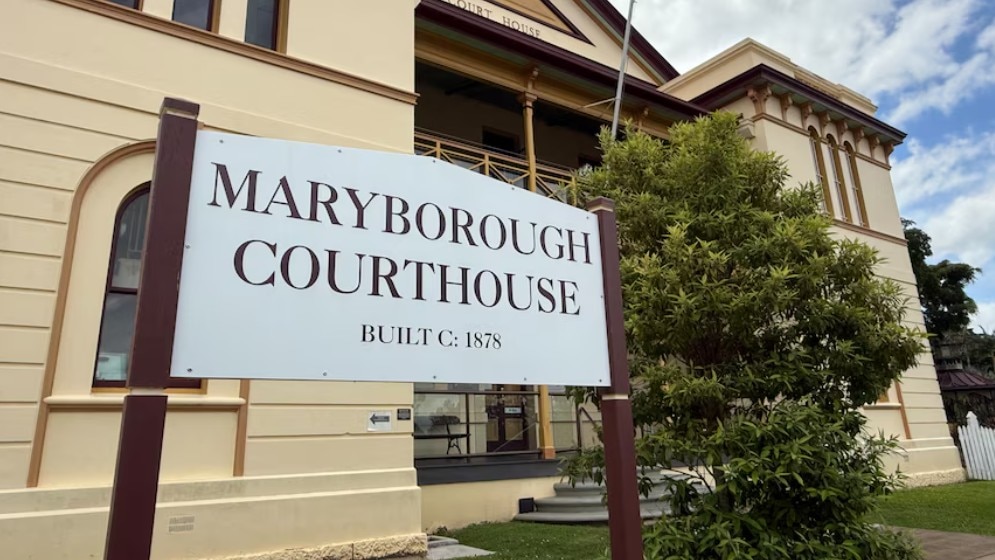 A heritage building with a sign reading 'Maryborough Courthouse'.