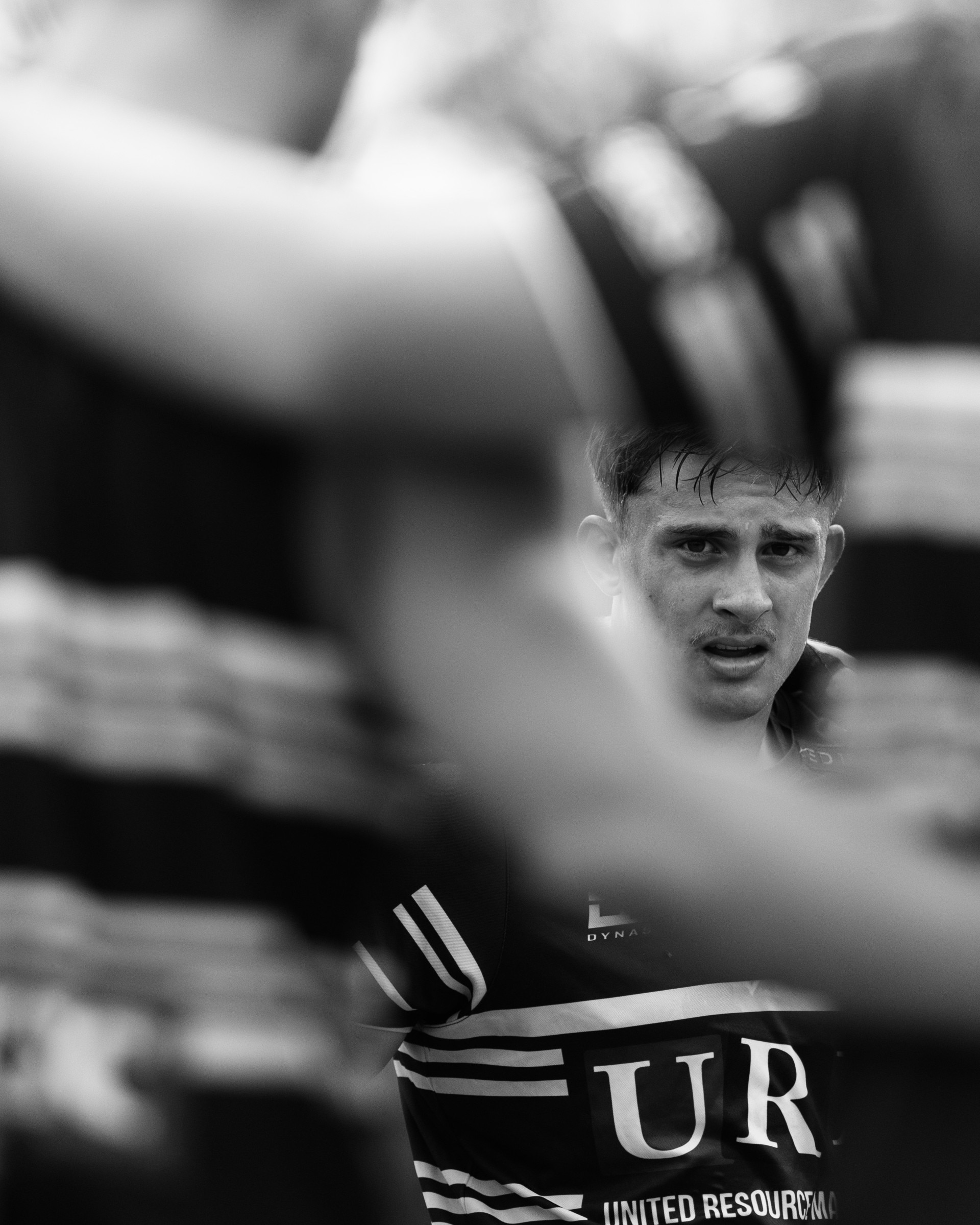 Um homem observa durante uma sessão de treinamento da liga de rugby 