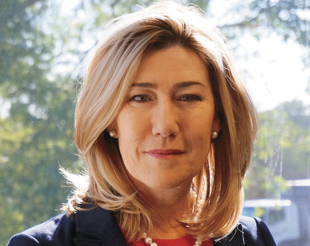 Michelle Reynolds luce seria en un retrato corporativo. 