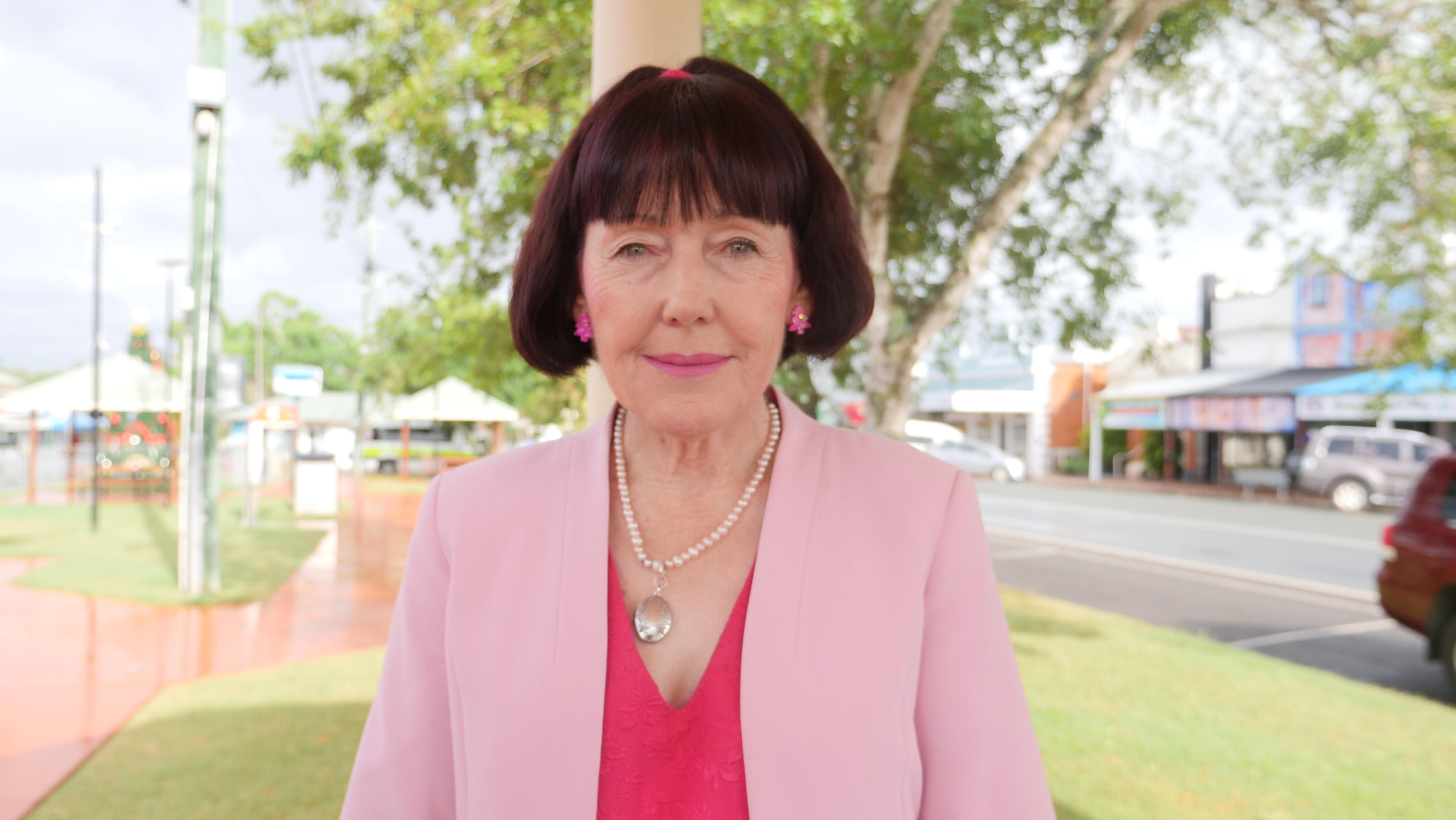 A prefeita Kathy Duff toda vestida de rosa em pé na Murgon Street.