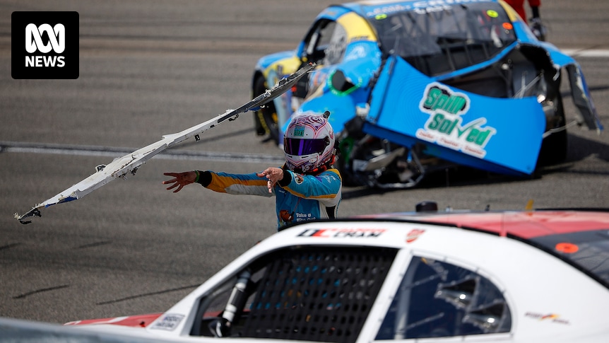 Le pilote de NASCAR Joey Gase jette un pare-chocs sur une autre voiture après l’accident de Richmond