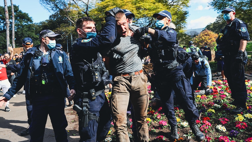 NSW's top cop admits police can't stop second lockdown protest in Sydney