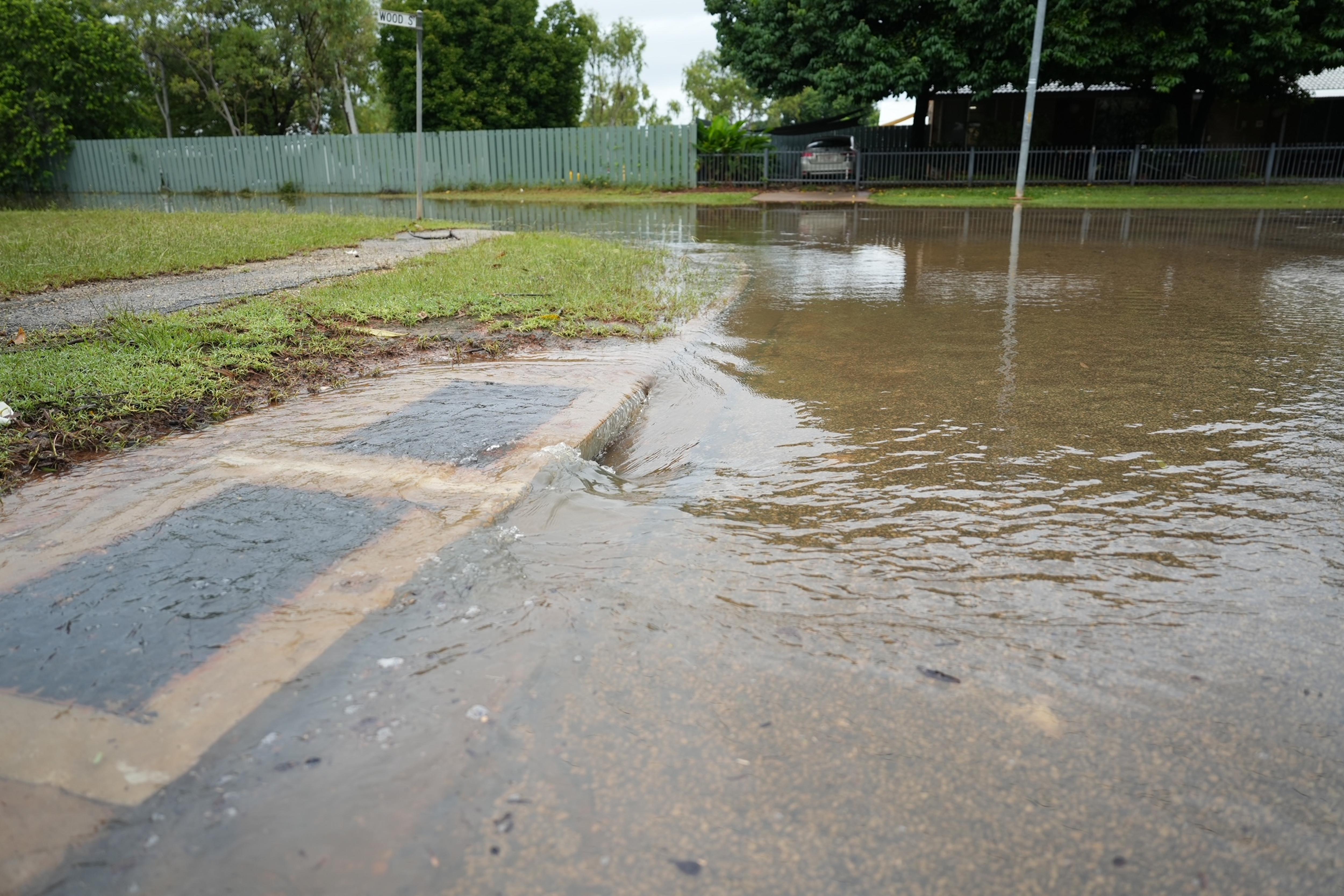 El agua de la inundación fluye a través de un desagüe en Katherine