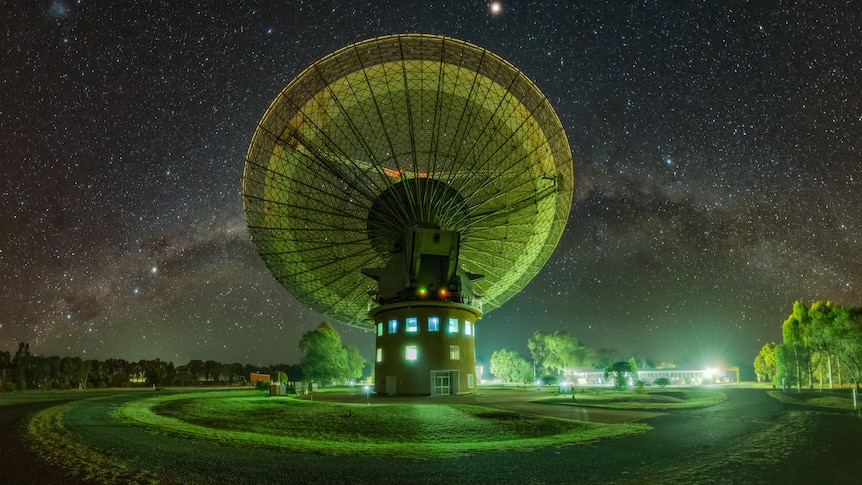 Murriyang (The CSIRO Parkes Radio Telescope) at night.