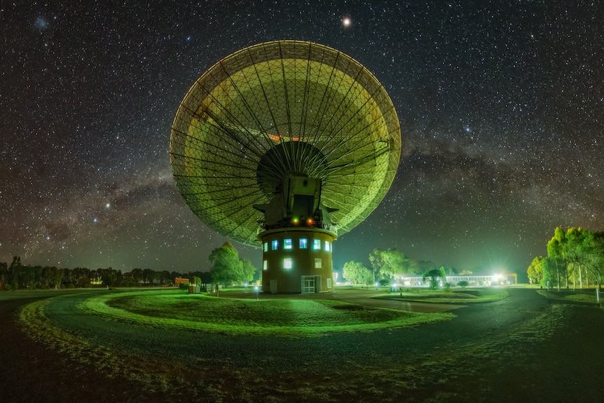 Murriyang (The CSIRO Parkes Radio Telescope) at night.