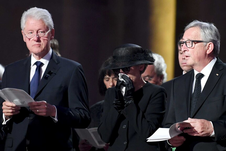 Former US president Bill Clinton, Maike Kohl-Richter and European Commission President Jean-Claude Juncker.