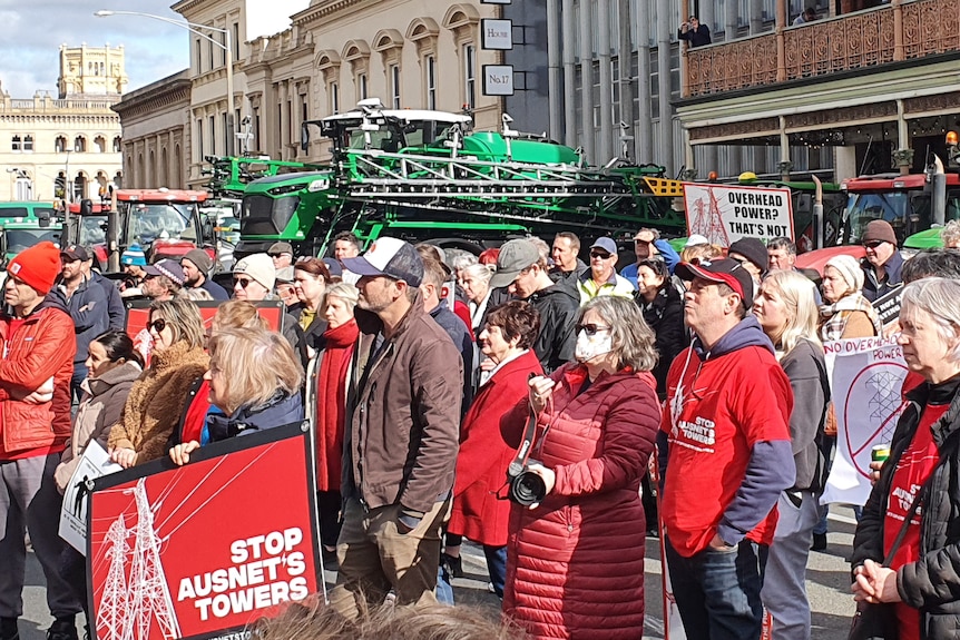 Des centaines de personnes se sont rassemblées dans le CBD de Ballarat pour protester contre le projet Western Renewables proposé par AusNet.