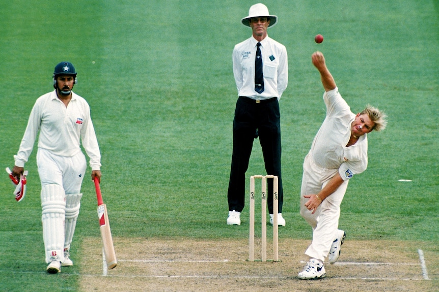 Shane Warne bowling against Pakistan in 1995.