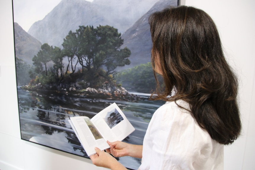 Jennifer Riddle wins the 2022 Grabber Art Award for her work 