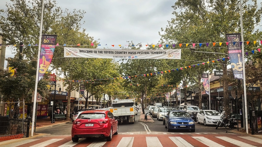 Peel Street in Tamworth with cars and a banner promoting the country music festival.