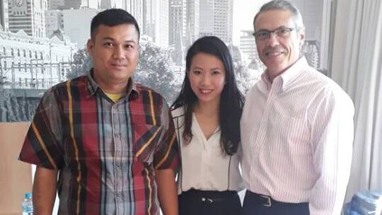 Ismail Marzuki bersama Eliza Tan dan Henry Carus, pengacara yang membantunya berurusan dengan TAC Australia