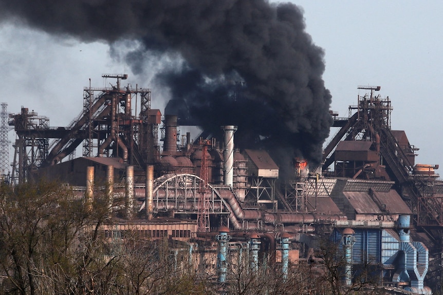 阿佐夫斯塔尔的一家钢铁厂上空冒出浓烟。