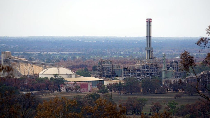 Wide shot of Alcoa alumina refinery in Wagerup