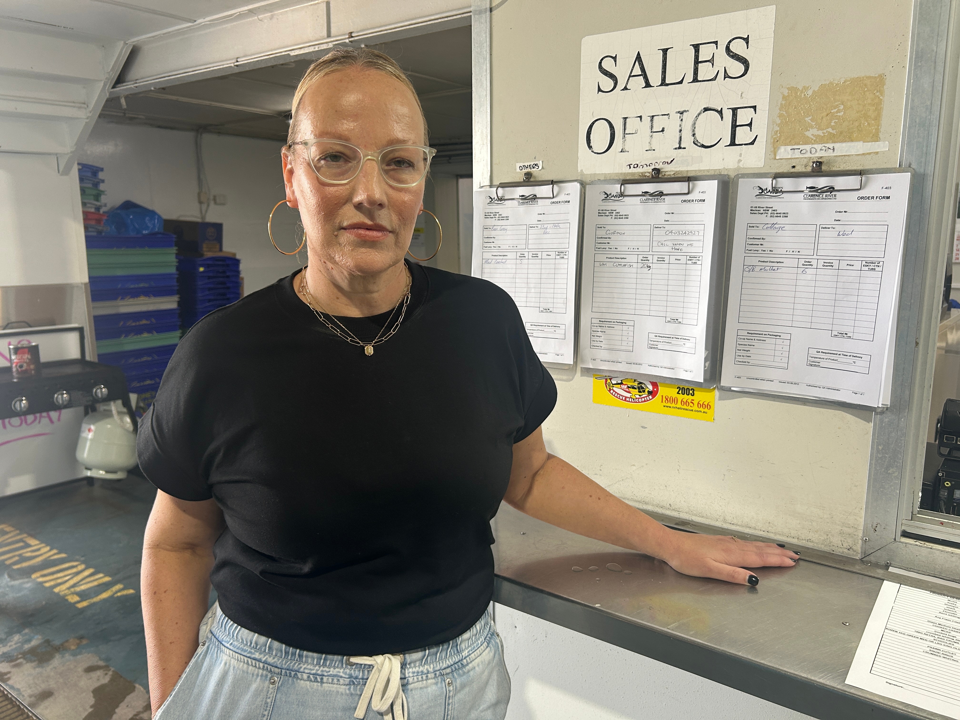 Una mujer en la oficina de ventas de una cooperativa pesquera.