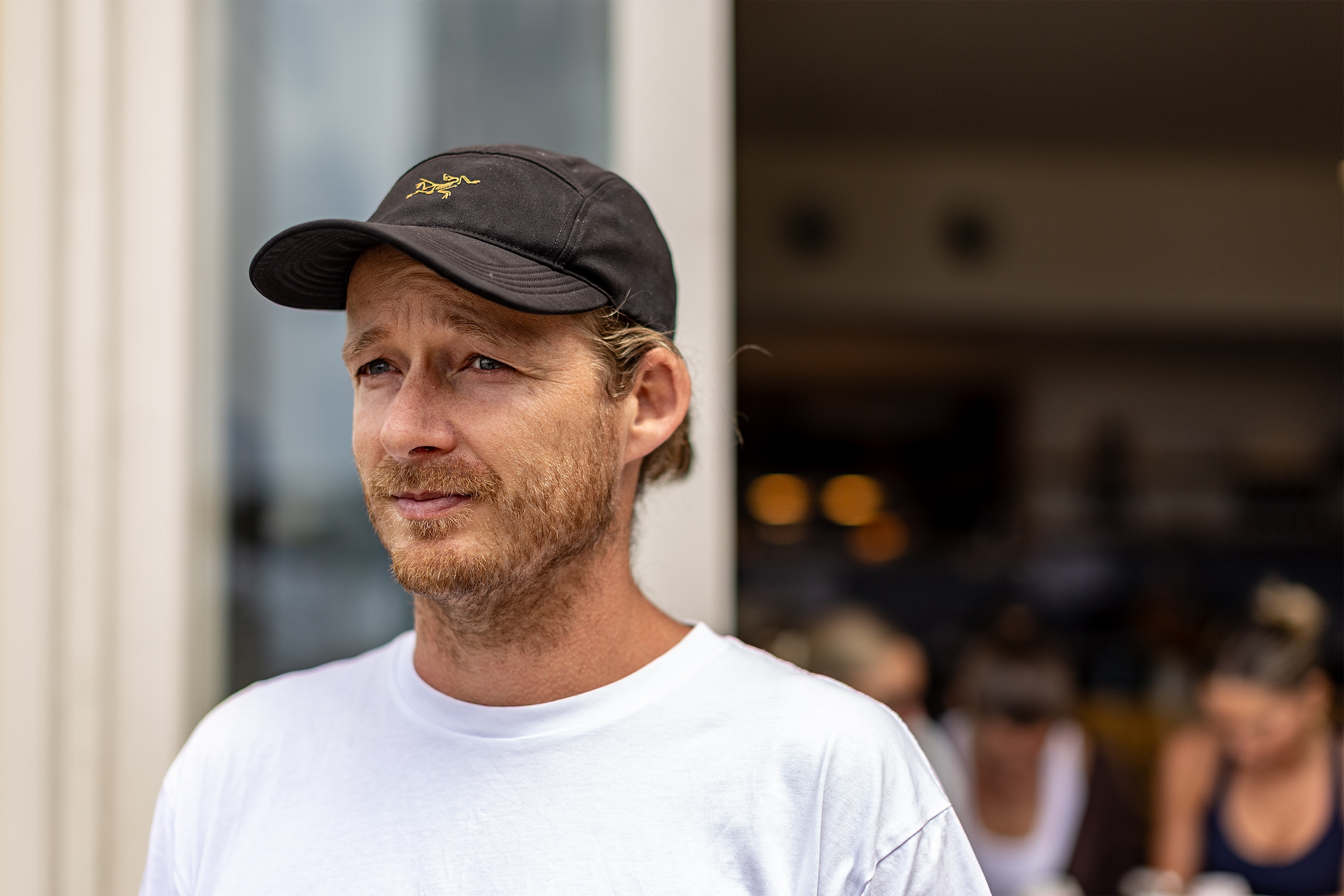 Uma foto aproximada de um homem na casa dos 40 anos